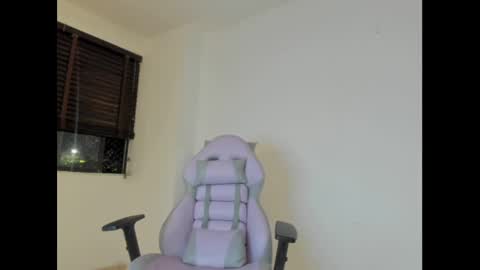 Snapshot of litlle_danni chatting on 02/23/25, 12:08 Danni online show from 02/23/25, 12:08