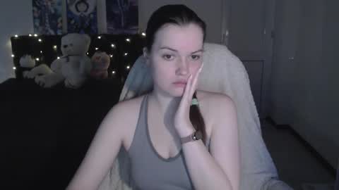 Snapshot of little__flowers chatting on 12/04/25, 08:01 little__flowers online show from 12/04/25, 08:01