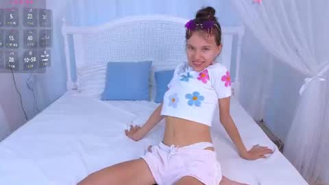 Snapshot of little__lunaa chatting on 08/01/26, 10:47 online show from 08/01/26, 10:47