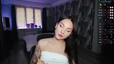 Snapshot of little_birdy chatting on 10/24/25, 12:01 Birdy online show from 10/24/25, 12:01