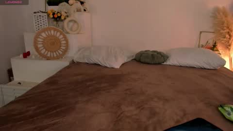 little_clare_ online show from 03/24/26, 08:52