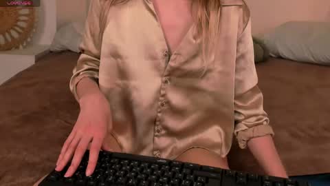 little_clare_ online show from 03/27/26, 11:32