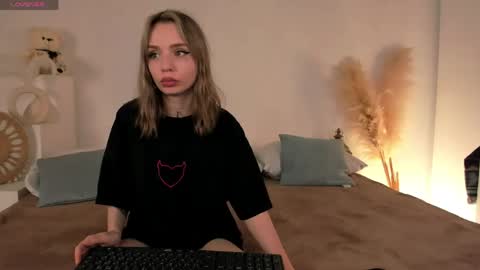 little_clare_ online show from 05/22/26, 12:33