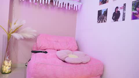 Snapshot of little_effy18_ chatting on 12/14/24, 12:11 Little Effy online show from 12/14/24, 12:11