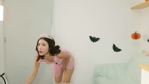 Snapshot of little_effy18_ chatting on 10/14/25, 11:27 Little Effy online show from 10/14/25, 11:27