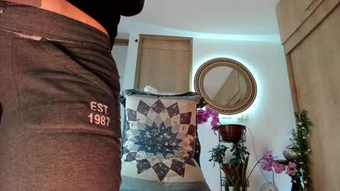 Snapshot of little_izzi chatting on 10/23/25, 05:01 Izzi online show from 10/23/25, 05:01