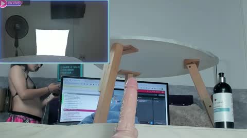 Snapshot of little_lili19 chatting on 01/12/25, 04:00 Lili online show from 01/12/25, 04:00