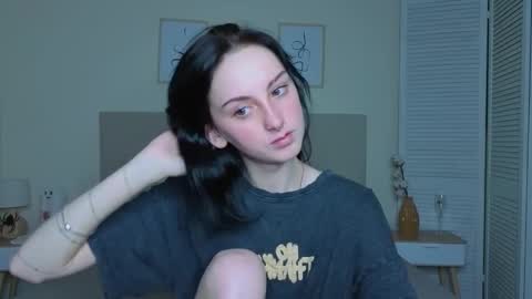 Snapshot of little_mollee chatting on 11/17/25, 04:40 little_mollee online show from 11/17/25, 04:40