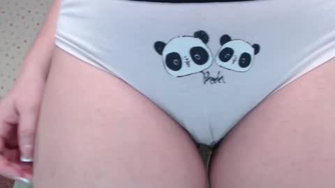 Snapshot of little_pearl_ chatting on 10/23/25, 05:07 Adaline online show from 10/23/25, 05:07