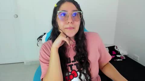 Snapshot of little_sparkles_0f_l0v3 chatting on 11/24/25, 11:04 Laire online show from 11/24/25, 11:04