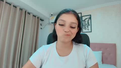 Snapshot of littlemolly_pregnant chatting on 07/11/26, 01:41 Sarahs Room online show from 07/11/26, 01:41
