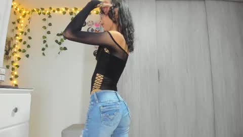 Snapshot of littlemoon18 chatting on 02/20/25, 12:30 Luna online show from 02/20/25, 12:30