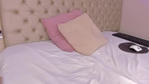 im olivia IG littleolivia01 online show from 02/08/25, 07:59