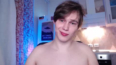 Snapshot of littlesadcabbage chatting on 12/15/25, 01:54 Sonnenschein online show from 12/15/25, 01:54