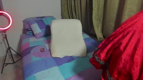 Snapshot of littlesissy_ chatting on 09/15/25, 02:00 Sofi online show from 09/15/25, 02:00