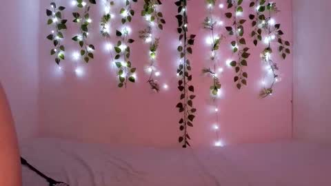 Snapshot of littlesun2216 chatting on 10/20/25, 02:23 Moon online show from 10/20/25, 02:23