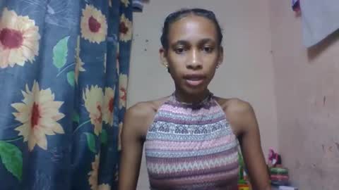Snapshot of littleyanah chatting on 04/22/26, 04:26 yanah online show from 04/22/26, 04:26