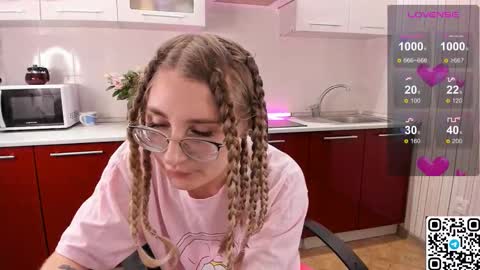 Snapshot of livyybosom chatting on 11/20/25, 06:40 My name is Livy Nice to meet you Thumbs up please its important online show from 11/20/25, 06:40