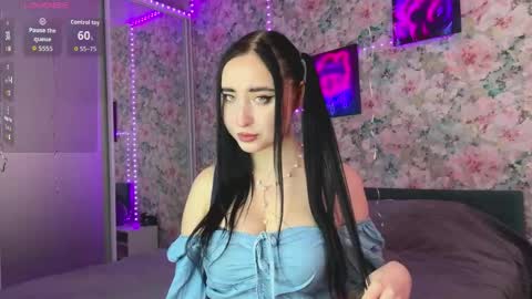 Snapshot of lizzymoore_ chatting on 04/13/26, 10:10 Lizzy 3 online show from 04/13/26, 10:10