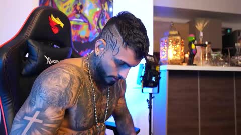 logan_hugh8 online show from 10/13/25, 11:27