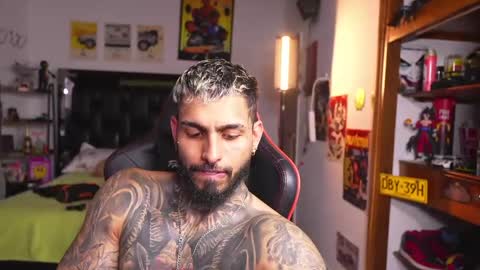 logan_hugh8 online show from 05/25/26, 10:49