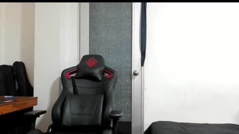 Snapshot of logannick chatting on 09/17/25, 07:54 Logan online show from 09/17/25, 07:54