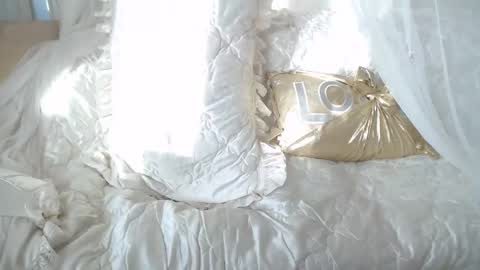 Snapshot of lokagold chatting on 11/26/25, 07:31 Lilu online show from 11/26/25, 07:31