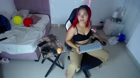 Snapshot of lola_lustrum chatting on 07/05/26, 11:39 lola_lustrum online show from 07/05/26, 11:39