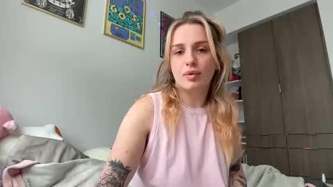 lolaa555 online show from 04/01/26, 07:00