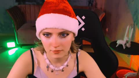 Snapshot of lolaasmus chatting on 12/25/24, 03:17 I consider myself the god Loki but life just calls me LOL online show from 12/25/24, 03:17