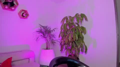 Snapshot of lolaleah_ chatting on 07/06/26, 10:34 Lola online show from 07/06/26, 10:34