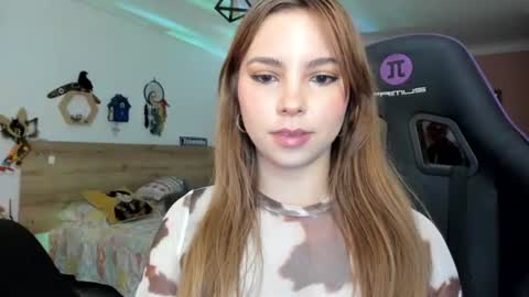 Snapshot of lolaverse chatting on 06/15/26, 04:42 Lola doll online show from 06/15/26, 04:42