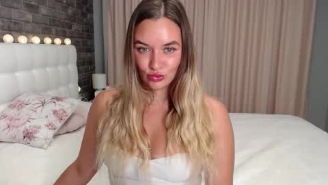 Snapshot of lollidoli__ chatting on 09/29/25, 05:29 Victoria online show from 09/29/25, 05:29