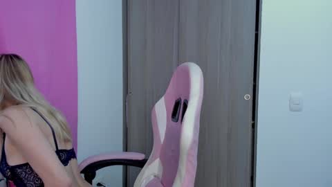 Snapshot of lollypetitte_ chatting on 12/10/24, 09:22 Lolly online show from 12/10/24, 09:22