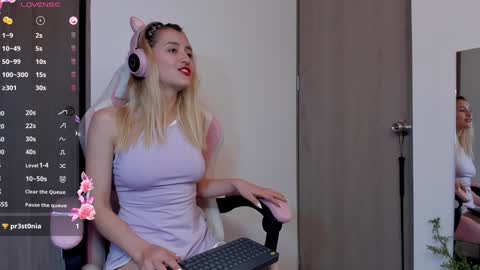 Snapshot of lollypetitte_ chatting on 12/24/24, 12:11 Lolly online show from 12/24/24, 12:11