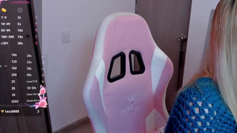 Snapshot of lollypetitte_ chatting on 12/26/24, 01:32 Lolly online show from 12/26/24, 01:32