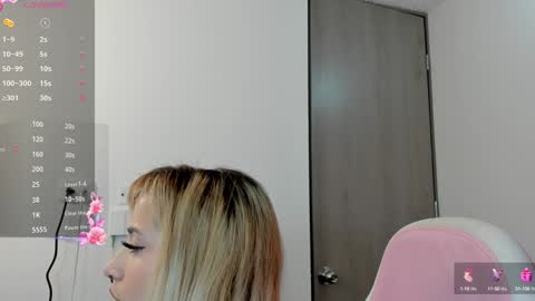 Snapshot of lollypetitte_ chatting on 12/28/24, 01:17 Lolly online show from 12/28/24, 01:17