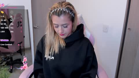 Snapshot of lollypetitte_ chatting on 12/31/24, 01:26 Lolly online show from 12/31/24, 01:26