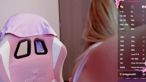 Snapshot of lollypetitte_ chatting on 01/17/25, 11:18 Lolly online show from 01/17/25, 11:18