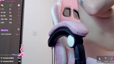 Snapshot of lollypetitte_ chatting on 01/28/25, 04:50 Lolly online show from 01/28/25, 04:50