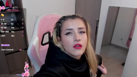 Snapshot of lollypetitte_ chatting on 01/29/25, 01:58 Lolly online show from 01/29/25, 01:58