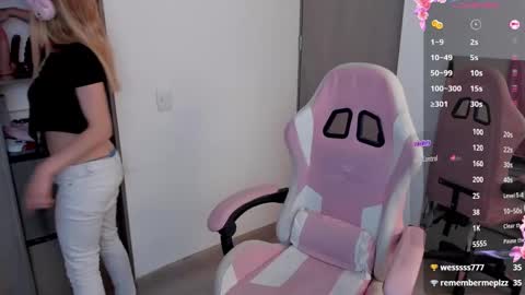 Snapshot of lollypetitte_ chatting on 02/02/25, 01:34 Lolly online show from 02/02/25, 01:34