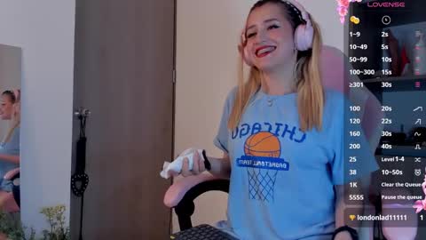 Snapshot of lollypetitte_ chatting on 02/07/25, 12:09 Lolly online show from 02/07/25, 12:09