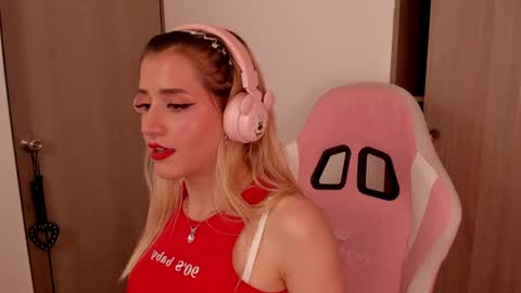 Snapshot of lollypetitte_ chatting on 02/18/25, 12:04 Lolly online show from 02/18/25, 12:04