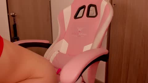 Snapshot of lollypetitte_ chatting on 02/18/25, 03:10 Lolly online show from 02/18/25, 03:10