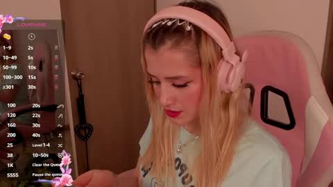 Snapshot of lollypetitte_ chatting on 02/19/25, 02:01 Lolly online show from 02/19/25, 02:01