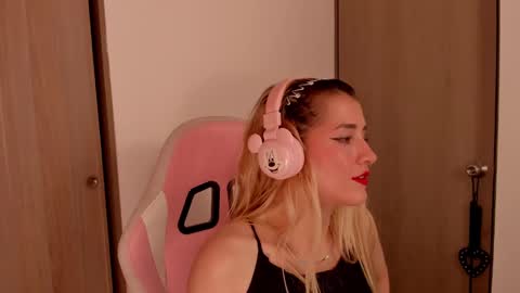 Snapshot of lollypetitte_ chatting on 02/27/25, 03:47 Lolly online show from 02/27/25, 03:47