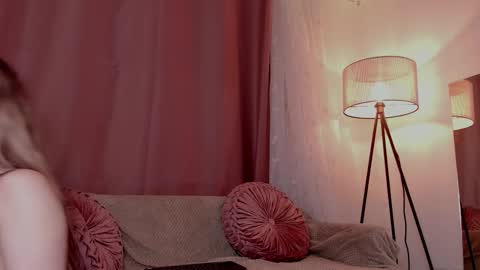 Snapshot of lollypetitte_ chatting on 11/18/25, 07:24 Lolly online show from 11/18/25, 07:24