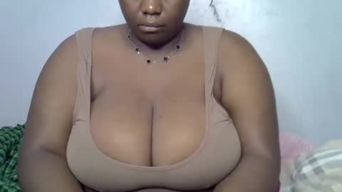 Snapshot of lomyenom56 chatting on 04/15/26, 10:33 lomyenom56 online show from 04/15/26, 10:33