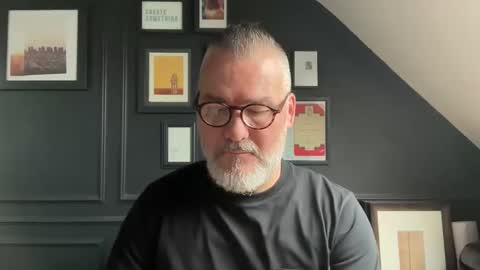 Snapshot of londongent2023 chatting on 10/08/25, 09:18 EnglishBear online show from 10/08/25, 09:18